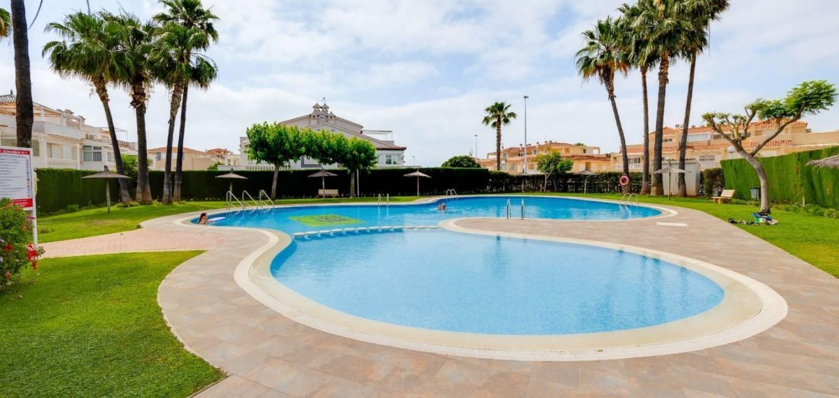Luminoso apartamento dúplex con terraza y solárium, a 1 km de la playa de La Zenia — Foto 2