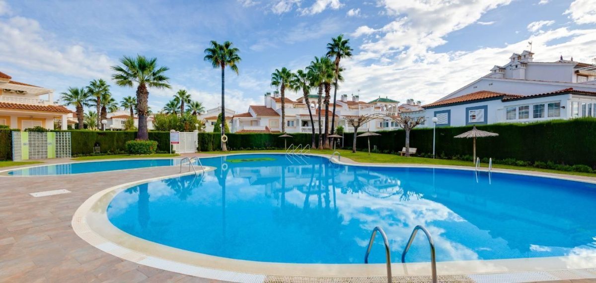 Luminoso apartamento dúplex con terraza y solárium, a 1 km de la playa de La Zenia — Foto 1