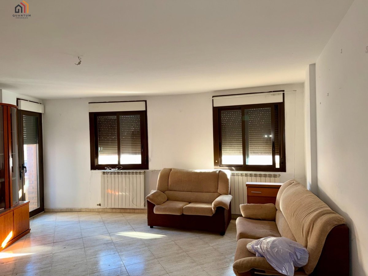 Piso en venta en La Almunia de Doña Godina - 4 hab, piscina — Foto 3