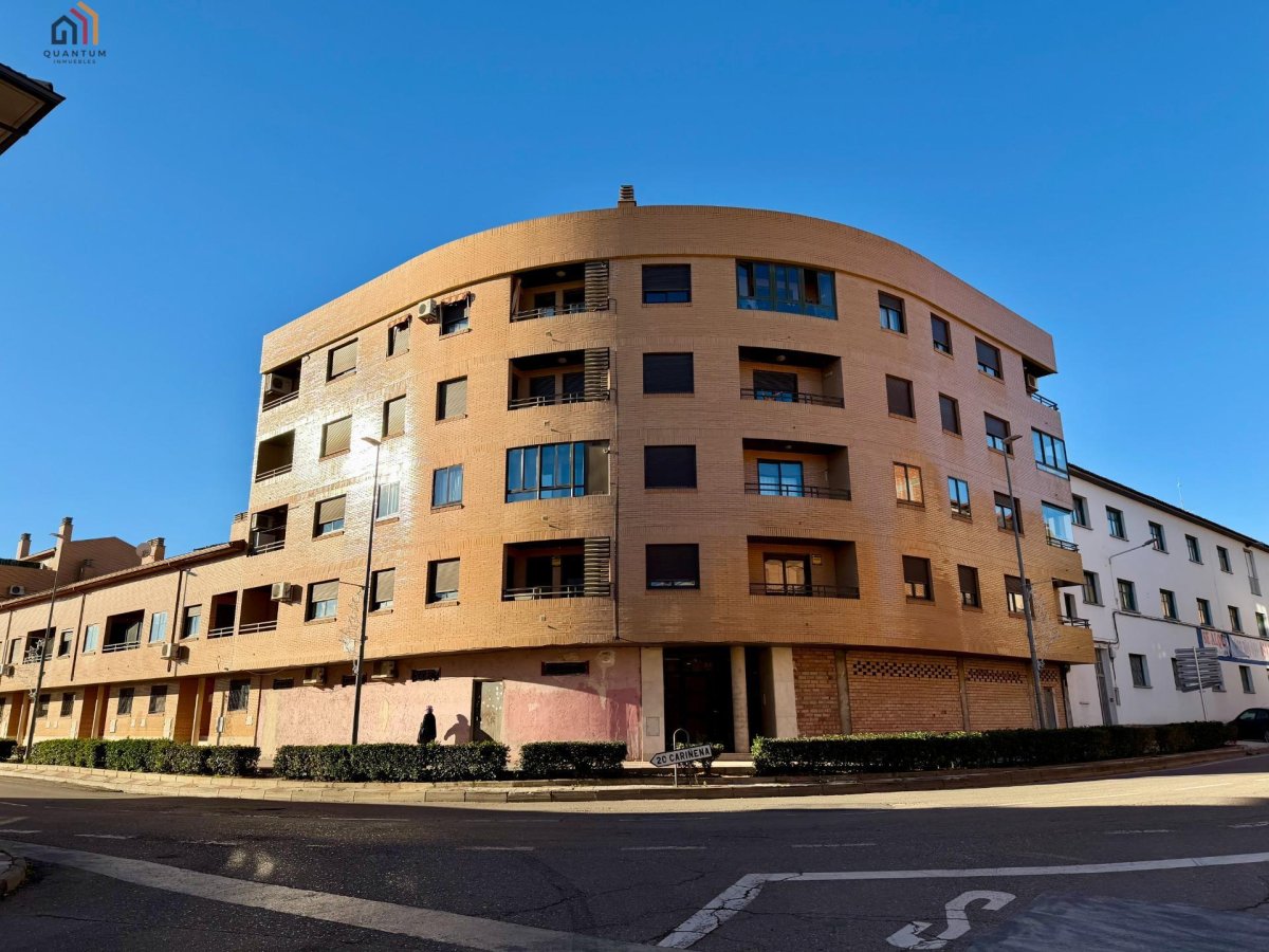 Piso en venta en La Almunia de Doña Godina - 4 hab, piscina — Foto 1